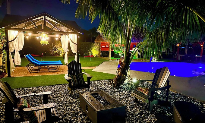 Lake Worth House | Sanctuary 7BR Sleeps 16, Heated Pool, Tiki Bar, Pickleball, Gameroom, No Stairs