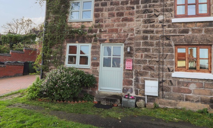 Frodsham Cabin | SANDSTONE COTTAGE, character holiday cottage, with a garden in Helsby