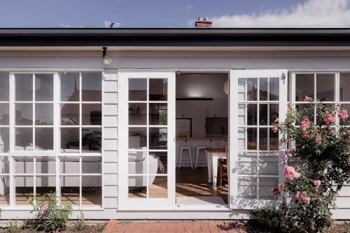 Hobart Central Business District House | Sandy Bay splendour - Steps from the seaside