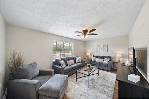El Lago House | Sandy Private Beach Oasis Close to Kemah Boardwalk & NASA 5 STAR SUPER HOST