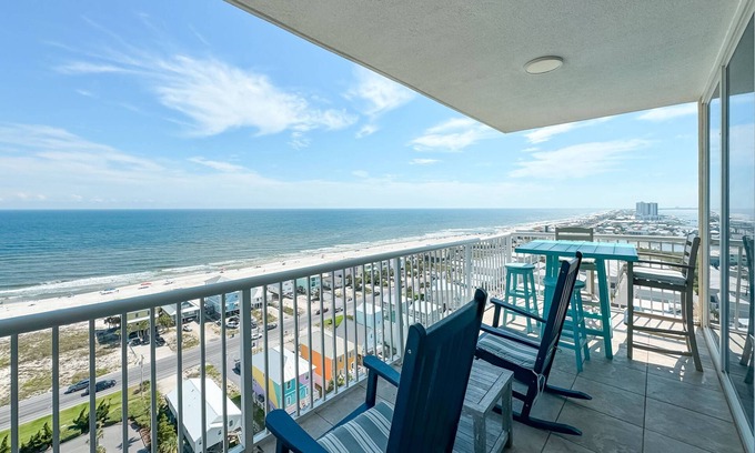 Gulf Shores Condo | Sanibel 1701 ~ Outdoor/Kiddie Poos, Sauna, Beach Access + $400 FREE Activities Daily ~ Zoo/Parasail