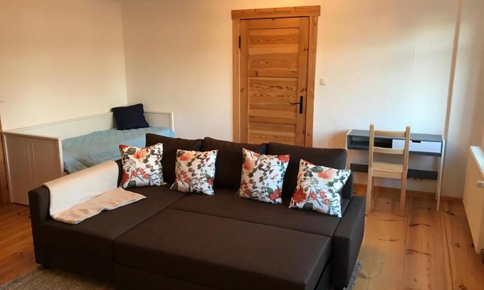 Borkheide Apartment | Sanierte möblierte Altbauwohnung am Waldrand für bis zu 6 Personen