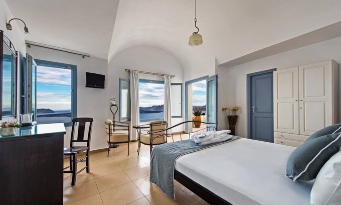 Akrotiri Hotel | Santorini Akrotiri Superb Sea View Shared Pool