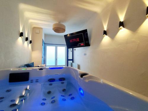 Poitiers Apartment | Santorini, Relaxing Spa, Terrace and Parking