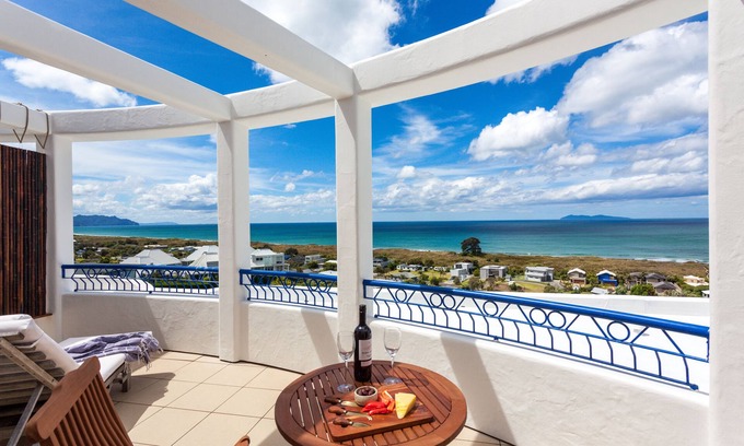 Bowentown Apartment | Santorini style, luxury apartment, stunning views!