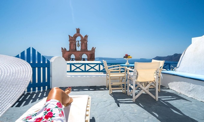 Oia House | SantoriniParadise: BLUE & WHITE cave house, authentic experience, Caldera view