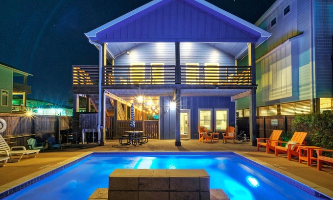 Port Aransas Cottage | Sapphire Breeze by Avantstay Pool, Walk to Beach