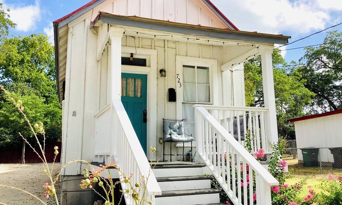 Near East Side House | SATX Tiny Home - Near Alamo, Alamo Dome, & the Historic Pearl