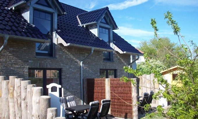 Fuhlendorf House | Sauna, fireplace, SKY TV, whirlpool, WLAN, lake view, close to the Baltic Sea, LAST MINUTE