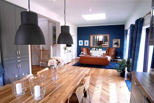 Epsom House | Scandi-Style 4B Bungalow Large Garden & Parking