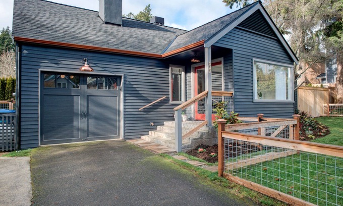 Winslow House | Scandinavian Cottage by the Sea - Close Walk to Ferry and Town