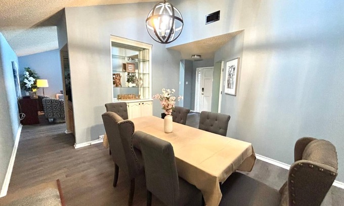 Farmers Branch House | Scarlet Oak Home: Charming 3-bedroom house in Farmers Branch