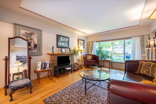 Fraserview House | Scenic and Radiant Haven in the Heart of Vancouver