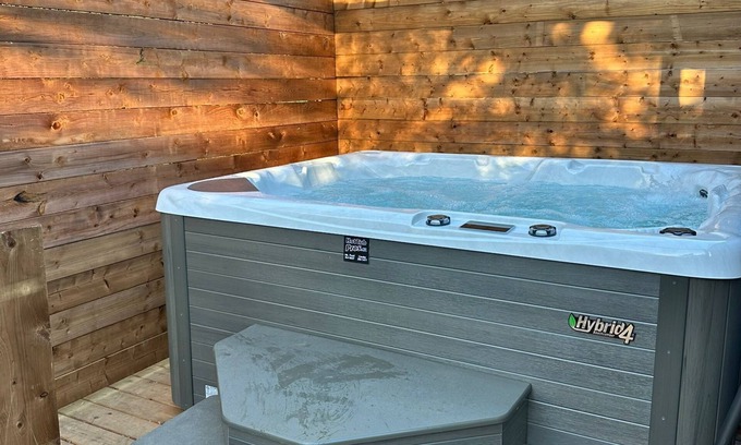 Quidi Vidi House | Scenic Bliss In Quidi Vidi Sleep4 + New Hot Tub