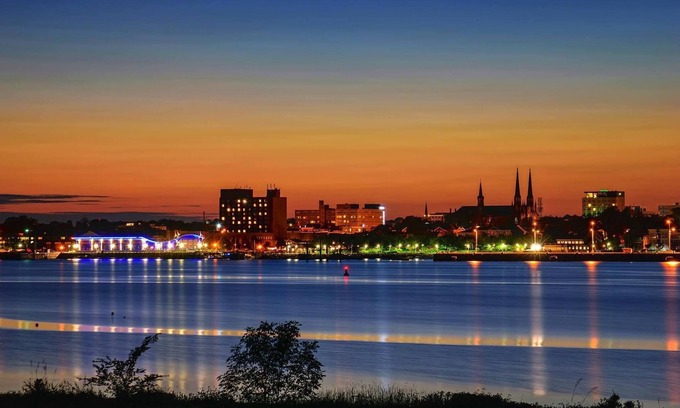Stratford Apartment | Scenic "Harbour View House" Beautiful Waterfront, Overlooking Charlottetown.