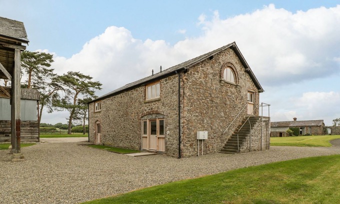 Brampton Bryan Cottage | SCOTS GRANARY, pet friendly, with open fire in Leintwardine