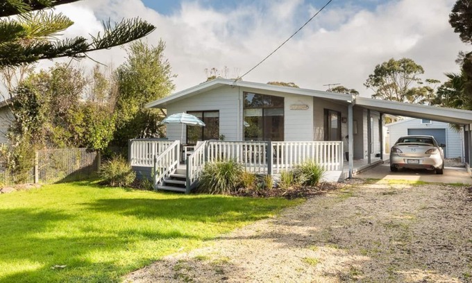 Cowes House | SEA COTTAGE 2-6 GUESTS Pets Welcome