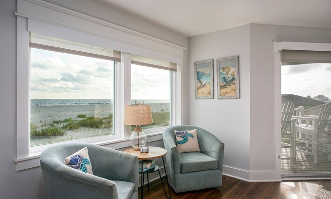 Long Beach Condo | Sea la Vie: Beachfront 3-bedroom condo just steps to OKI Beach