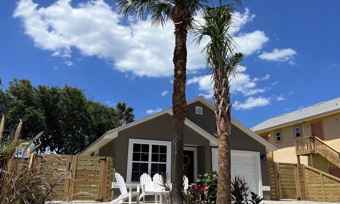 Coquina Gables House | ~Sea Salt Sanctuary~Plush Beach Refuge~Bikes Kayaks SUPs Fire Pit~
