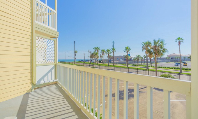 Galveston Condo | Sea Turtle Cove, Great Pool in Complex, Beautiful Unit, Quick Walk to Beach, Snowbirds Welcome!