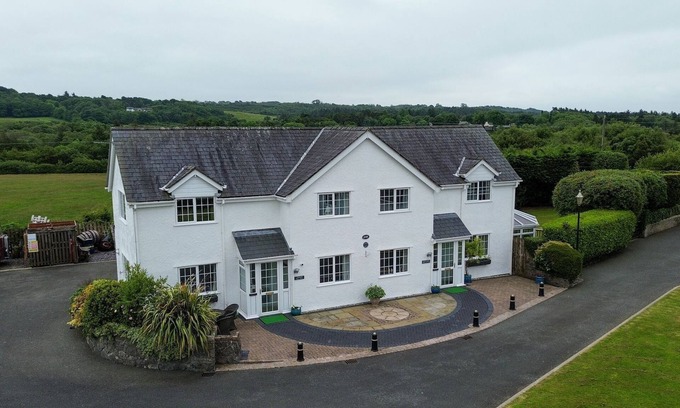 Dulas Cottage | Sea View - sleeps 4 guests in 2 bedrooms