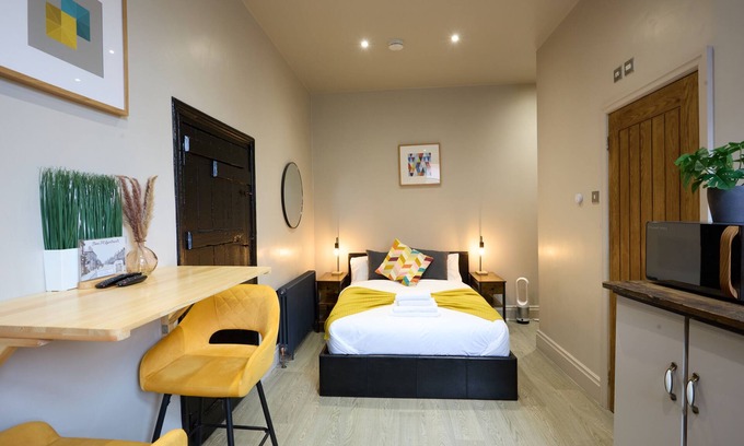 Golborne Apartment | Seabiscuit Studio by Stone Pit Apartments