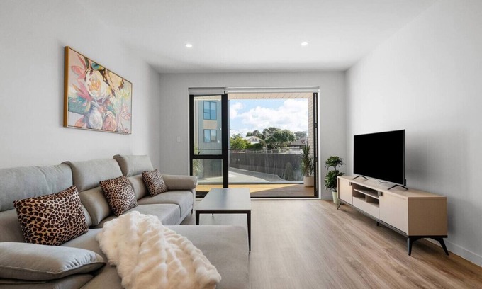 Takapuna House | Seabliss Retreat - Killarney Lakehouse