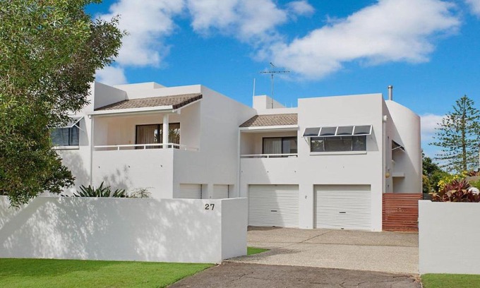 Dicky Beach House | Seabreezes & Ocean Views