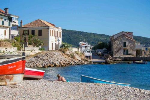 Komiza Apartment | Seafront apartment Jurkovica