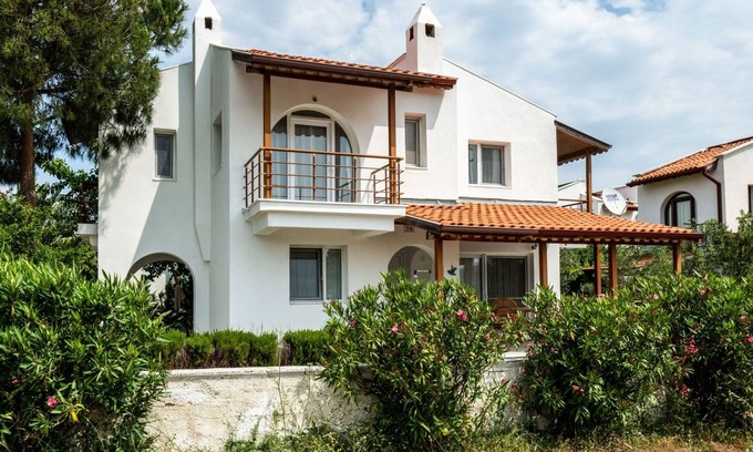 Ayvalik Apartment | Seafront Duplex Villa With Garden in Ayvalik