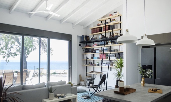 Eretria House | Seafront house with stunning views close to Athens