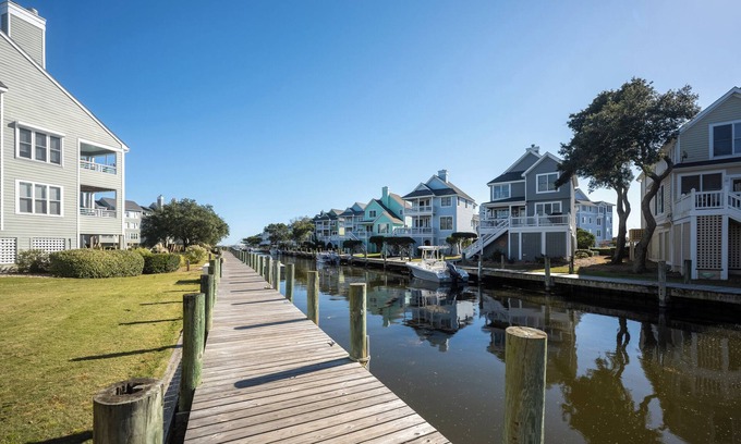 Manteo Condo | Seas the Day: Canalfront | Boat Slip | Pool Access