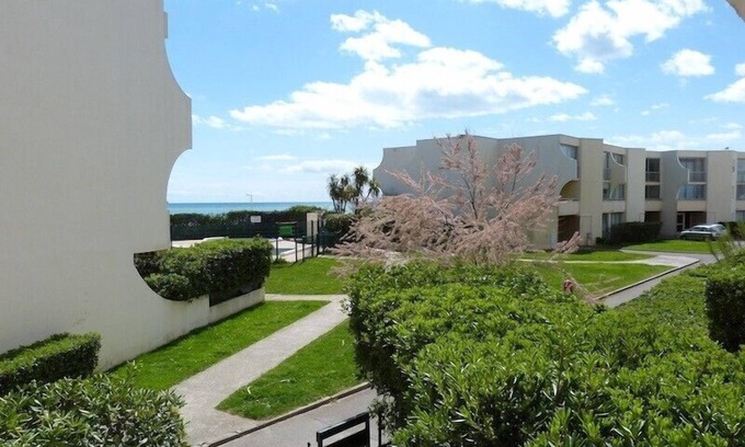 Palavas-les-Flots Apartment | Seaside apartment with swimming pool, renovated in 2024 (kitchen and living room)