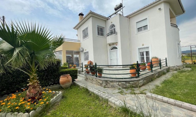 Nea Anchialos Apartment | Seaside apartment with private garden