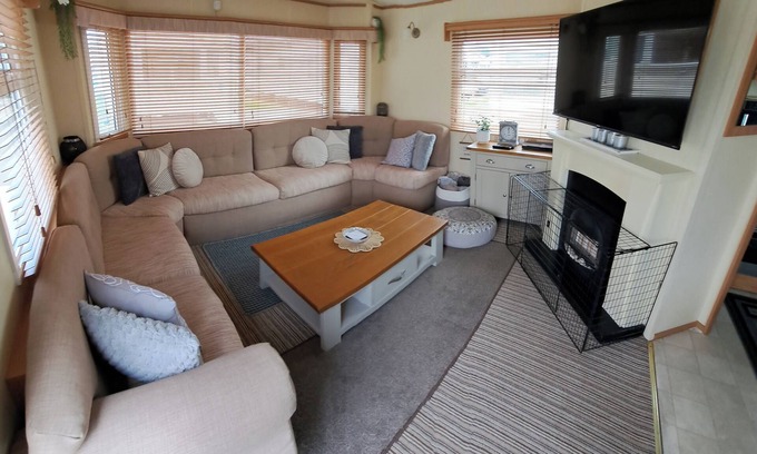 Kinmel Bay Cabin | Seaside Caravan Goldensands Kinmel Bay-Sleep 6