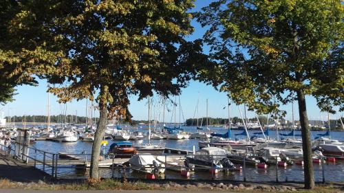 Kallio Apartment | Seaside Downtown Apartment with private parking