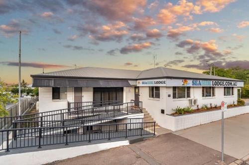 North Ward Hostel | Seaside Lodge Hostel Townsville- right next to coles, 2 mins walk to strand & CBD- Passport required