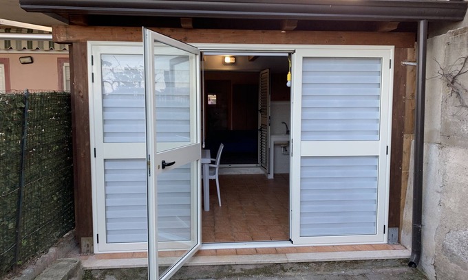 Crucoli House | seaside room on the seafront just 50m from the beach