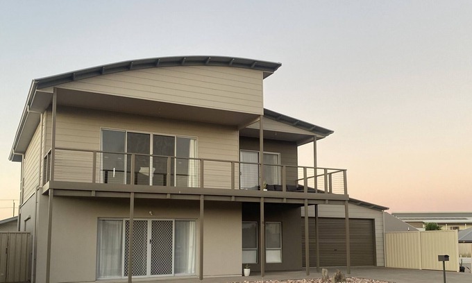 Port Hughes House | Seaside Serenity: The Ultimate Golf & Beach Escape