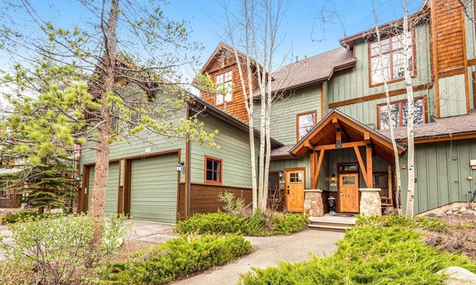 Lakeside Village House | Seasons 3BR TH next to Keystone Lake w/free shuttle to slopes and hot tub!