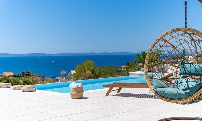 Podstrana Villa | Seaview Villa Nocturno with 4 en-suite bedrooms, private heated 35smq infinity pool with hydromassage and Jacuzzi