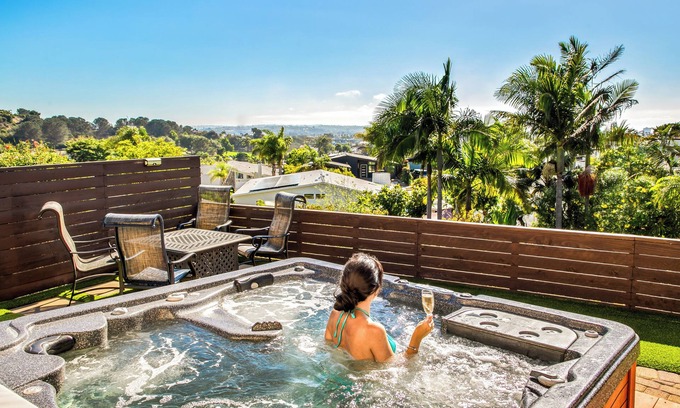 Bay Park House | Seaworld Fireworks View, Hot tub, AC, and Fast Wifi 3BR 2B 4beds 2 sofa beds