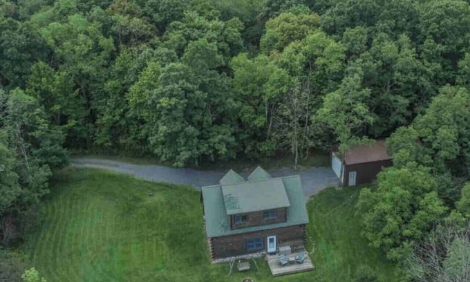 Accident Cabin | Secluded Deep Creek Lake with Spa near WISP Ski