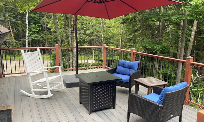 Harpswell Apartment | Second floor space with modern conveniences & artistic charm.