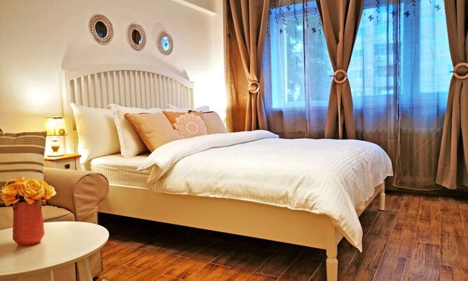 Sector 4 Apartment | Sector 4 Charming Studio Apartment near Metro & Sun Plaza Mall