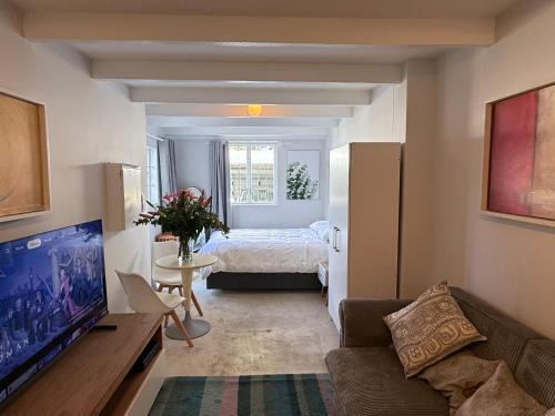 Claremont Apartment | Secure & Central, Modern Flatlet