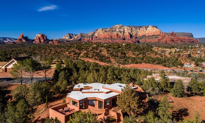 Sedona House | Sedona Painted Sky & Painted Views, Huge Yard With Hot Tub Multiple Decks And Patios!