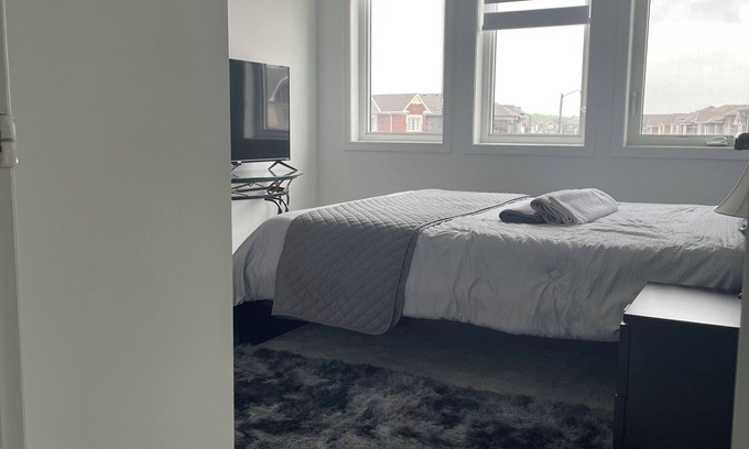 Kitchener House | See Plaza and 15 minutes to Golf course,Waterloo Uni,College,401, 1 hr to CN