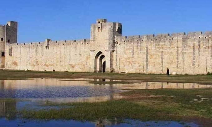 Cannes-et-Clairan Cottage | Self catering apartment in a 16th century farmhouse with pool