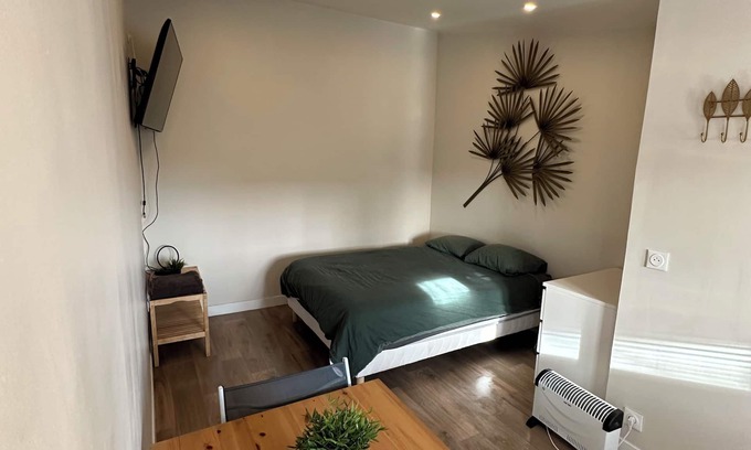 Tremblay-les-Gonesse Apartment | Self-contained studio in a house 15min from Roissy